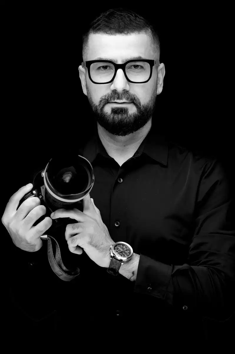 Portret van Timati Saleh, professioneel fotograaf bij Timati Fotografie.