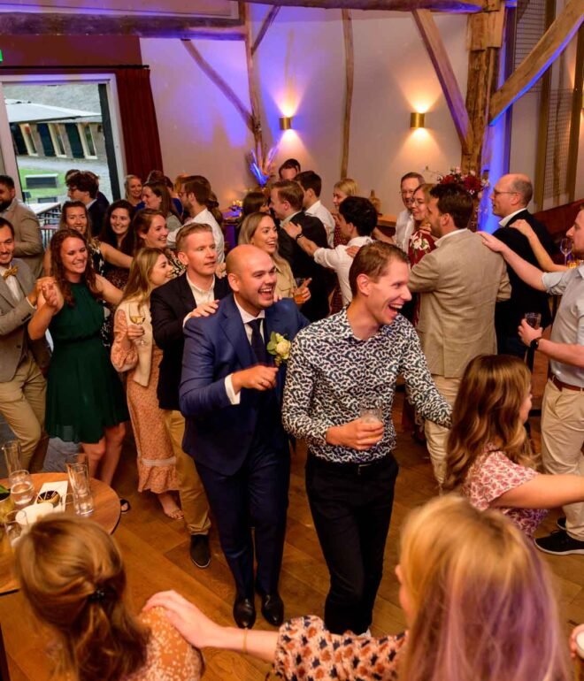 Bruiloft Fotografie die de mooiste momenten van een trouwdag vastlegt, van het bruidspaar tot de decoraties.