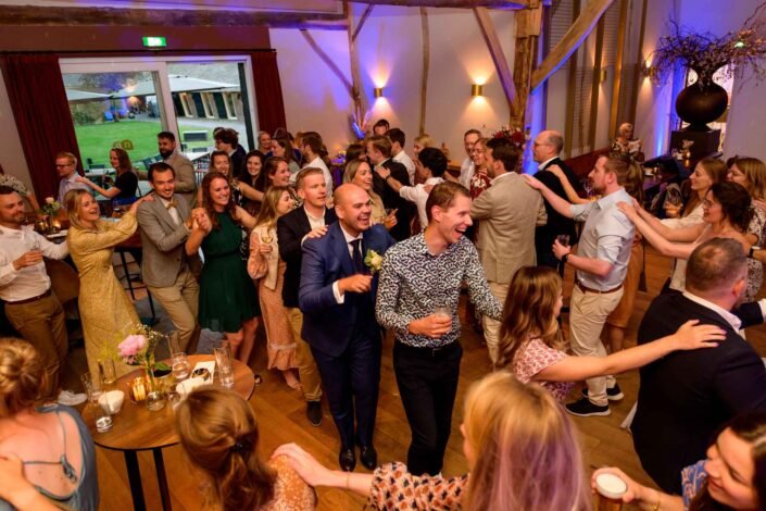 Bruiloft Fotografie die de mooiste momenten van een trouwdag vastlegt, van het bruidspaar tot de decoraties.