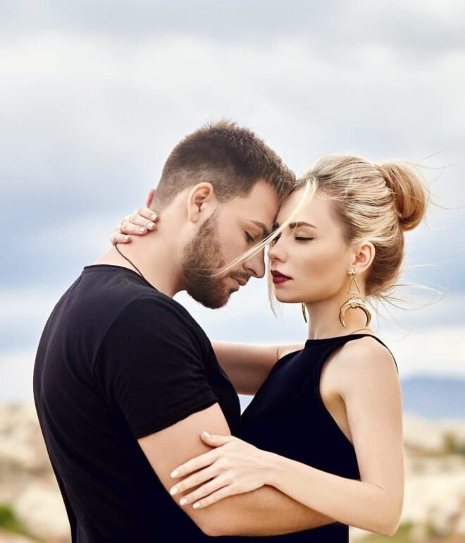 Fotosessies Studio of Locatie die professionele portretten en spontane momenten vastlegt, zowel binnen als buiten.