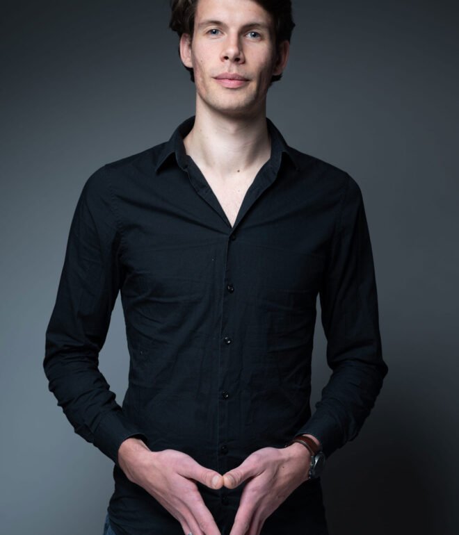 Fotosessies Studio of Locatie die professionele portretten en spontane momenten vastlegt, zowel binnen als buiten.