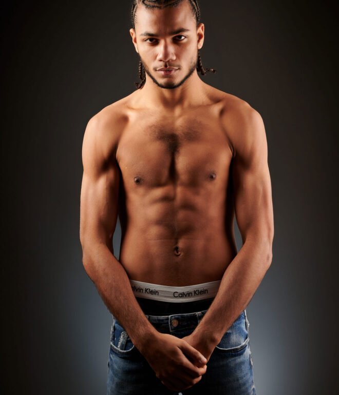 Fotosessies Studio of Locatie die professionele portretten en spontane momenten vastlegt, zowel binnen als buiten.