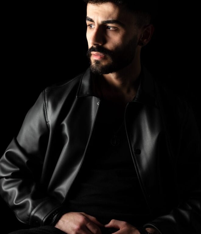 Fotosessies Studio of Locatie die professionele portretten en spontane momenten vastlegt, zowel binnen als buiten.